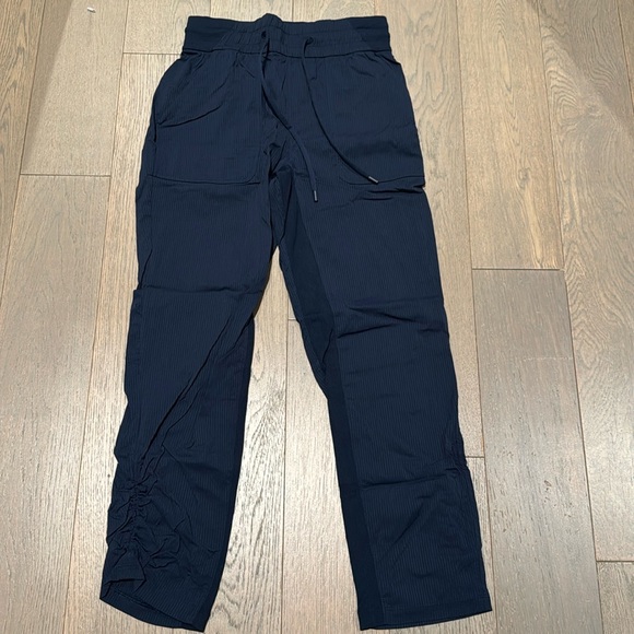Lululemon Woman's Size 2 True Navy Beyond the Studio Crop Lightweight Pants - Picture 2 of 14